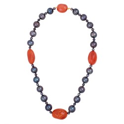 Κολιέ με Κ18 χρυσό κουμπωμα, μαύρα μαργαριτάρια και καρνεόλη - F126827