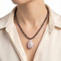 Κολιέ με Κ14 και Κ18 χρυσά στοιχεία, μαύρα μαργαριτάρια και μαργαριταρένιο μενταγιόν - F124035B