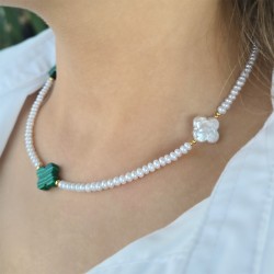 Κολιέ με Κ14 χρυσά στοιχεία, λευκά μαργαριτάρια και σταυρούς - F126757