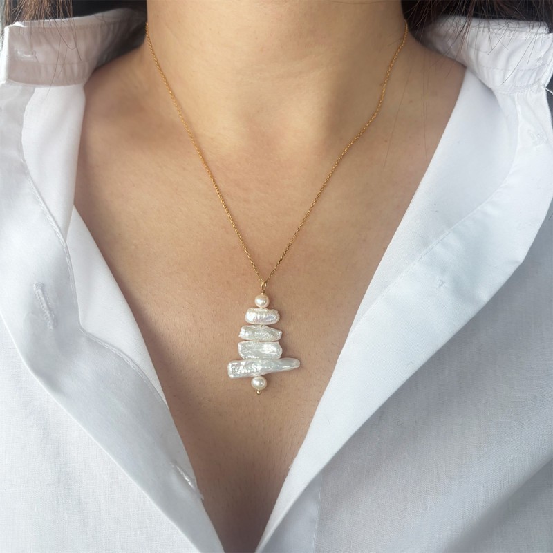 Γούρι 2026 μενταγιόν με λευκά μαργαριτάρια σε ασημένια 925 επιχρυσωμένη βάση - F126766