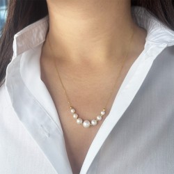 Κολιέ Κ14 χρυσή αλυσίδα με λευκά μαργαριτάρια και χρυσά στοιχεία - F126771