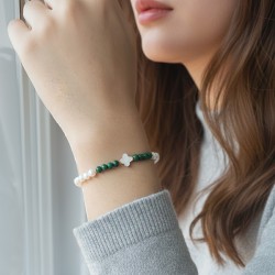 Βραχιόλι με Κ14 χρυσό κούμπωμα, λευκά μαργαριτάρια και μαλαχίτη - V126774