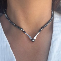 Κολιέ με Κ18 λευκόχρυσα στοιχεία και μαύρα μαργαριτάρια - M301086