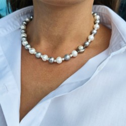 Κολιέ με λευκά και γκρι μαργαριτάρια και κούμπωμα από ατσάλι - F126569