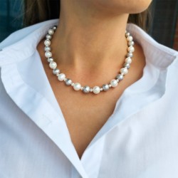 Κολιέ με λευκά και γκρι μαργαριτάρια και κούμπωμα από ατσάλι - F126569