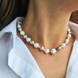 Κολιέ με λευκά και γκρι μαργαριτάρια και κούμπωμα από ατσάλι - F126569