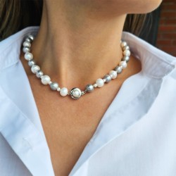 Κολιέ με λευκά και γκρι μαργαριτάρια και κούμπωμα από ατσάλι - F126569