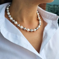 Κολιέ με λευκά και γκρι μαργαριτάρια και κούμπωμα από ατσάλι - F126569