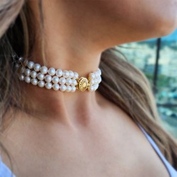 Κολιέ choker με Κ14 χρυσά στοιχεία και 3 σειρές λευκά μαργαριτάρια - F126489