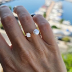 Δαχτυλίδι με λευκά μαργαριτάρια και ζιργκόν σε επιχρυσωμένο μέταλλο - R124613