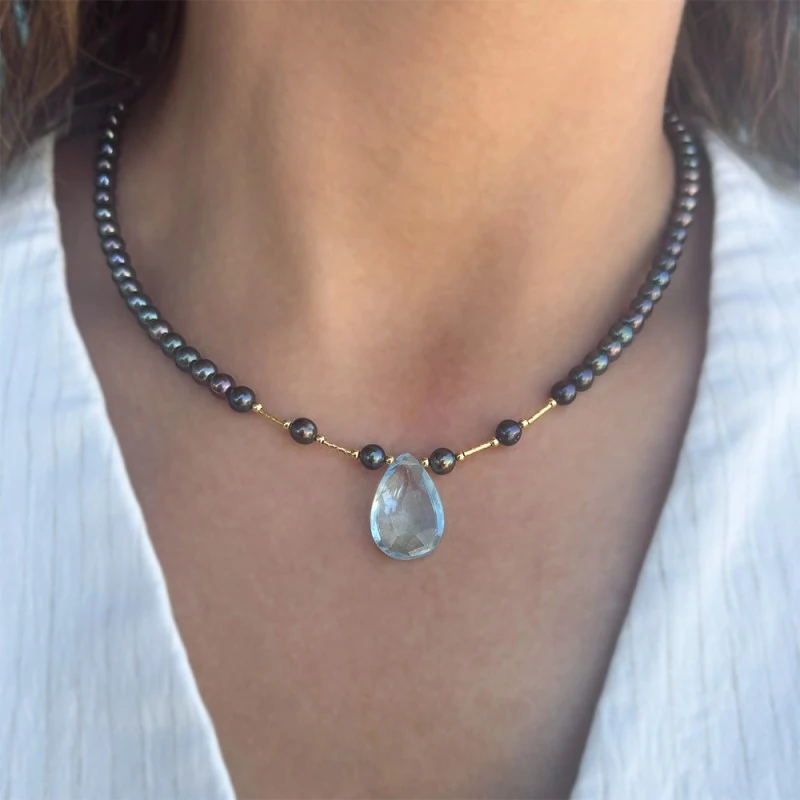 Κολιέ με Κ18 χρυσά στοιχεία, μαύρα μαργαριτάρια και aqua - F126441