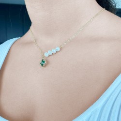 Κολιέ με λευκά μαργαριτάρια και πράσινο ζιργκόν σε επιχρυσωμένη αλυσίδα - S125597