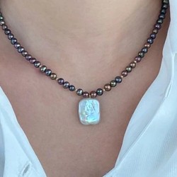 Κολιέ με Κ14 χρυσά στοιχεία, μαύρα μαργαριτάρια και biwa- M125164B 